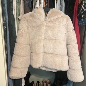 Pre loved nude faux fur coat 💕